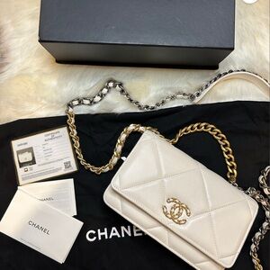 Chanel Ivory Quilted Crossbody Bag with Gold Chain